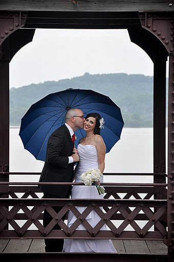 blue umbrella kiss