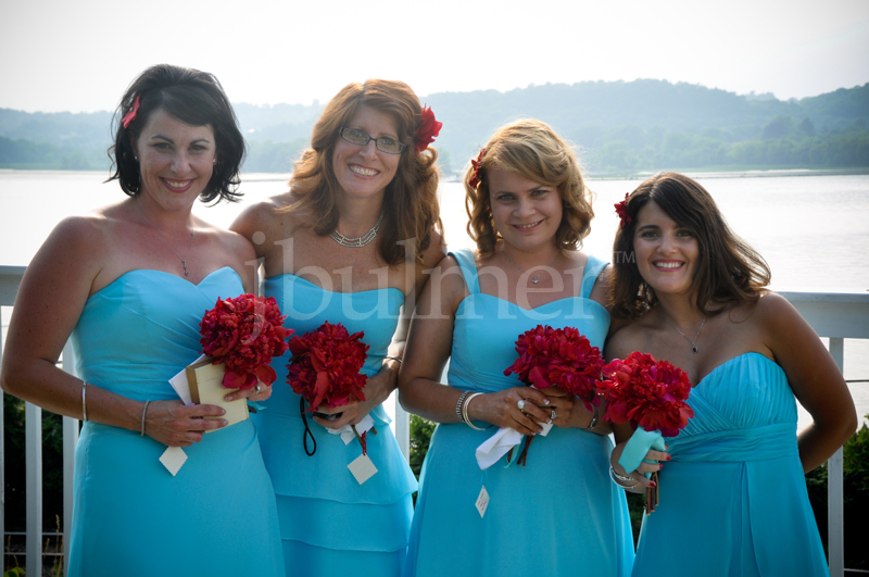 sara bridesmaids and bouquets
